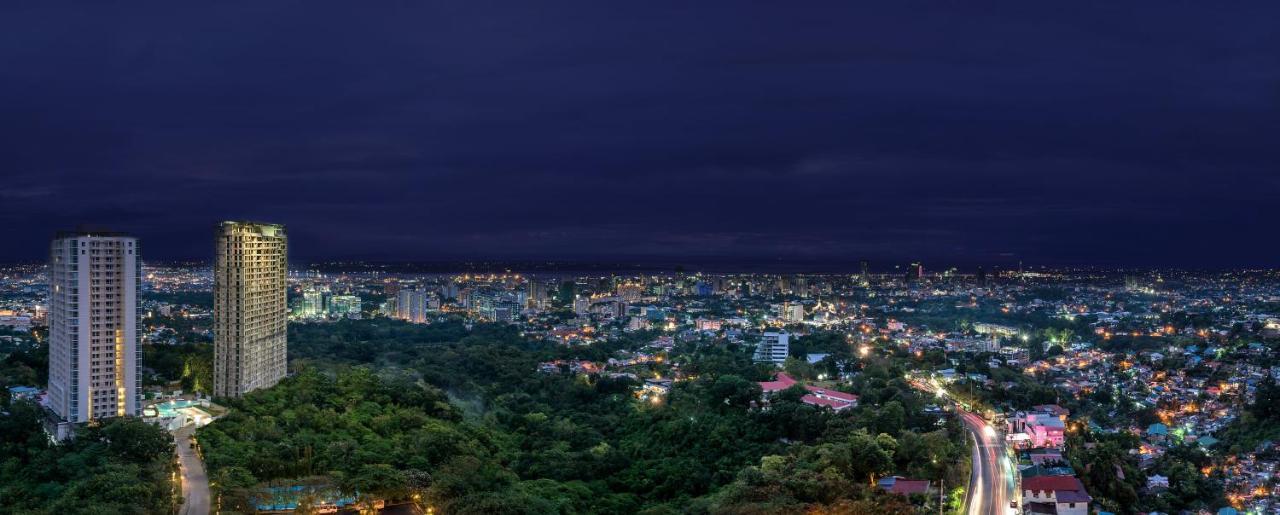 Marco Polo Plaza Cebu Hotel Екстериор снимка View of the city at night