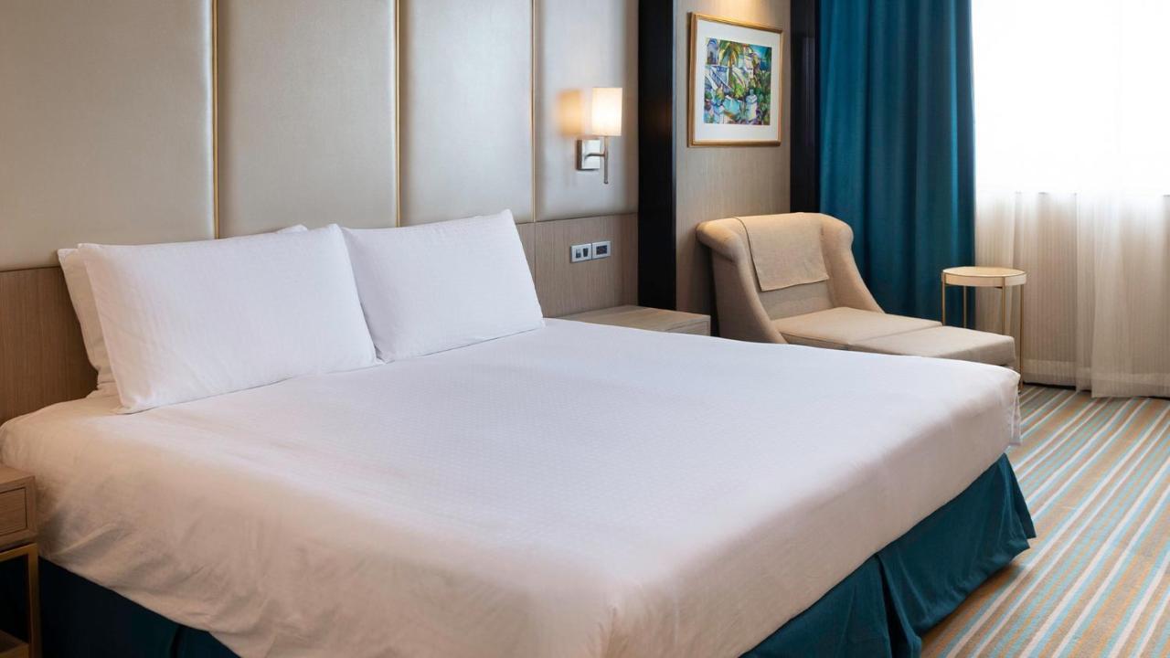 Marco Polo Plaza Cebu Hotel Екстериор снимка A bed with a bed skirt