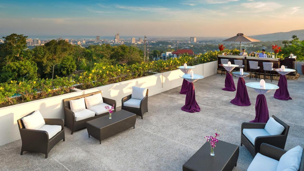 Marco Polo Plaza Cebu Hotel Екстериор снимка The rooftop bar at the hotel
