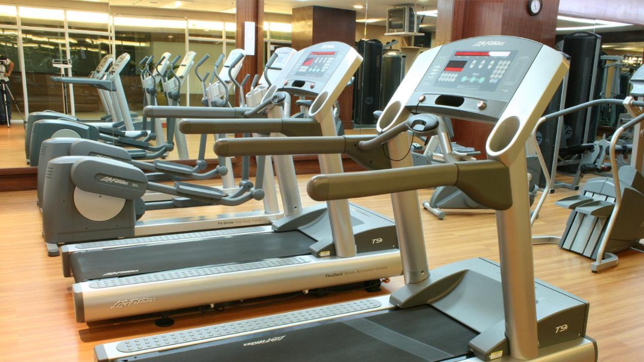 Marco Polo Plaza Cebu Hotel Екстериор снимка Treadmills in a gym
