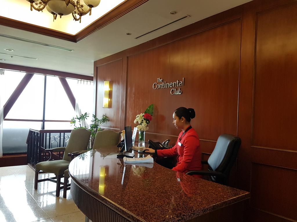 Marco Polo Plaza Cebu Hotel Екстериор снимка Concierge at the lobby of the hotel