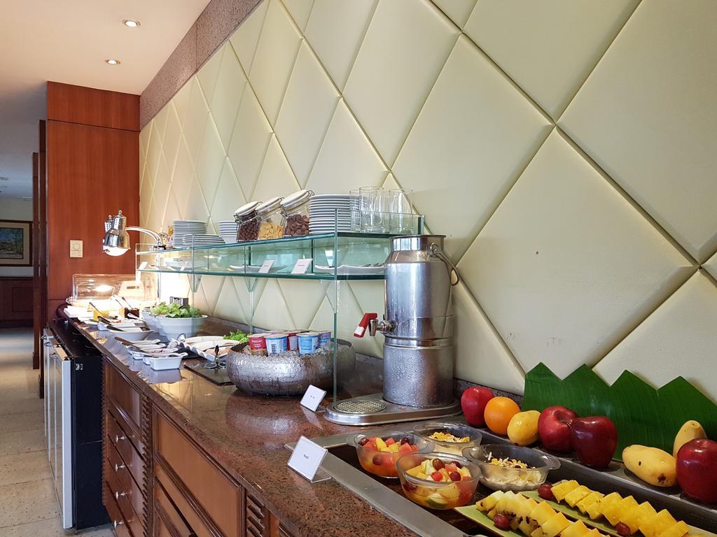 Marco Polo Plaza Cebu Hotel Екстериор снимка A buffet at a hotel
